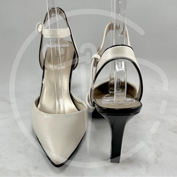 W 9.5M Bandolino Strappy Heels - Picture 5 of 10